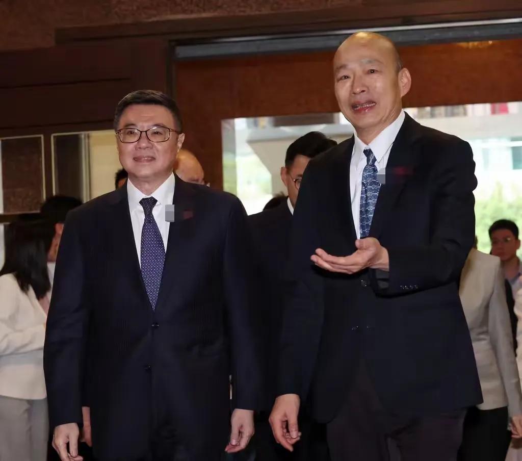 台行政院长卓荣泰可谓新官上任，卓荣泰一行到访立法院，韩国瑜迎接上前握手连说“欢迎