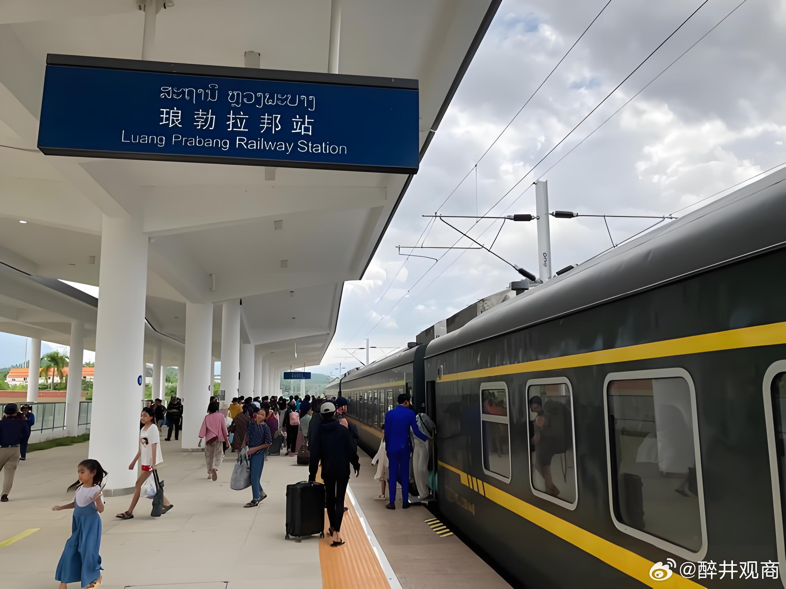 我发现，老挝现在已经开始在琢磨把铁路改成双线了。要知道，当初规划的时候，中老铁路