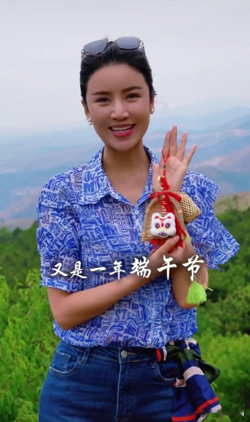 桃花红，杏花黄，五月初五是端阳。
五彩线，荷包香，系在身上保安康。
粽子香，包五