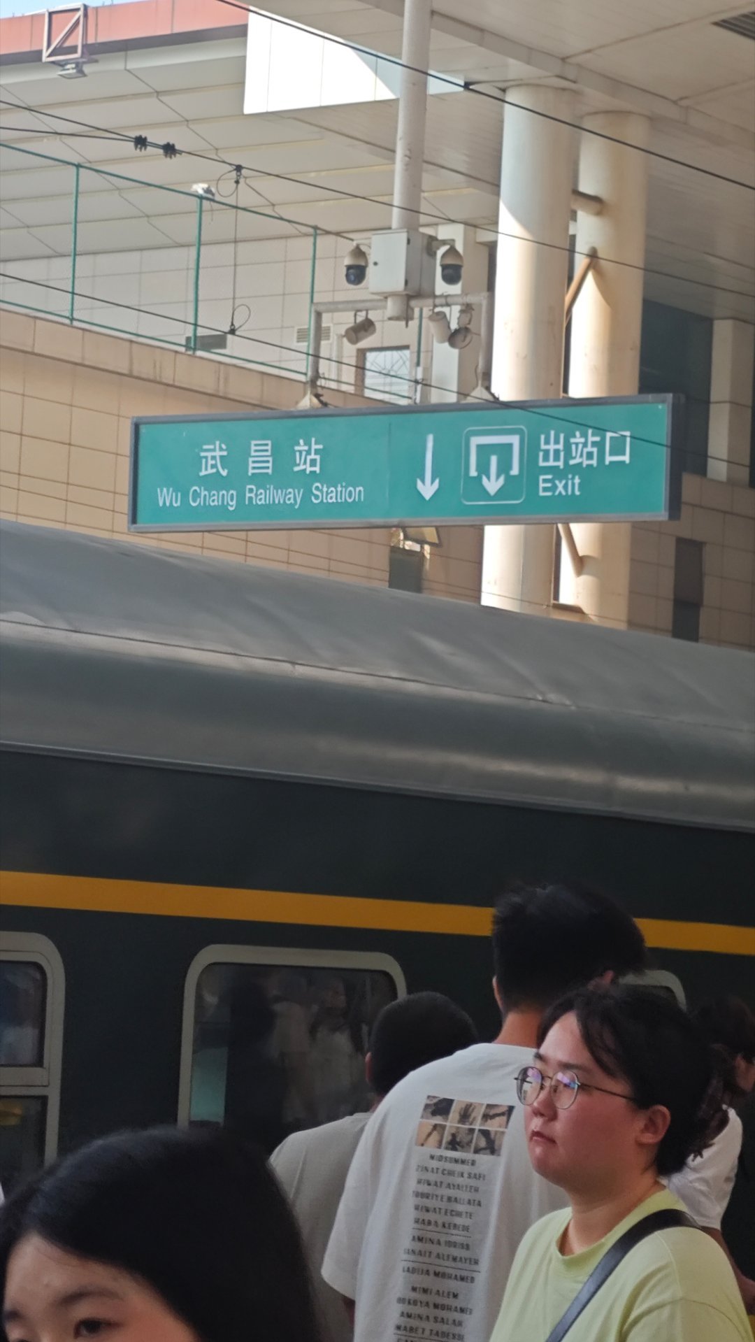 在你耳边说 想找一条 能笔直 往幸福的路 