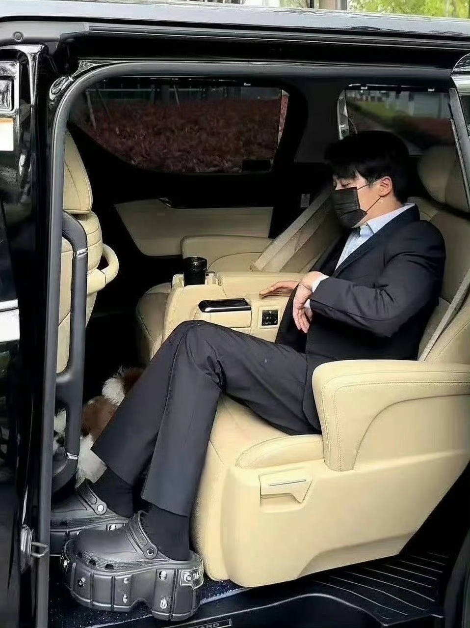 刘一诺评论区 亲嘴谁低头我在机场见过檀健次，他身高应该不到170。 