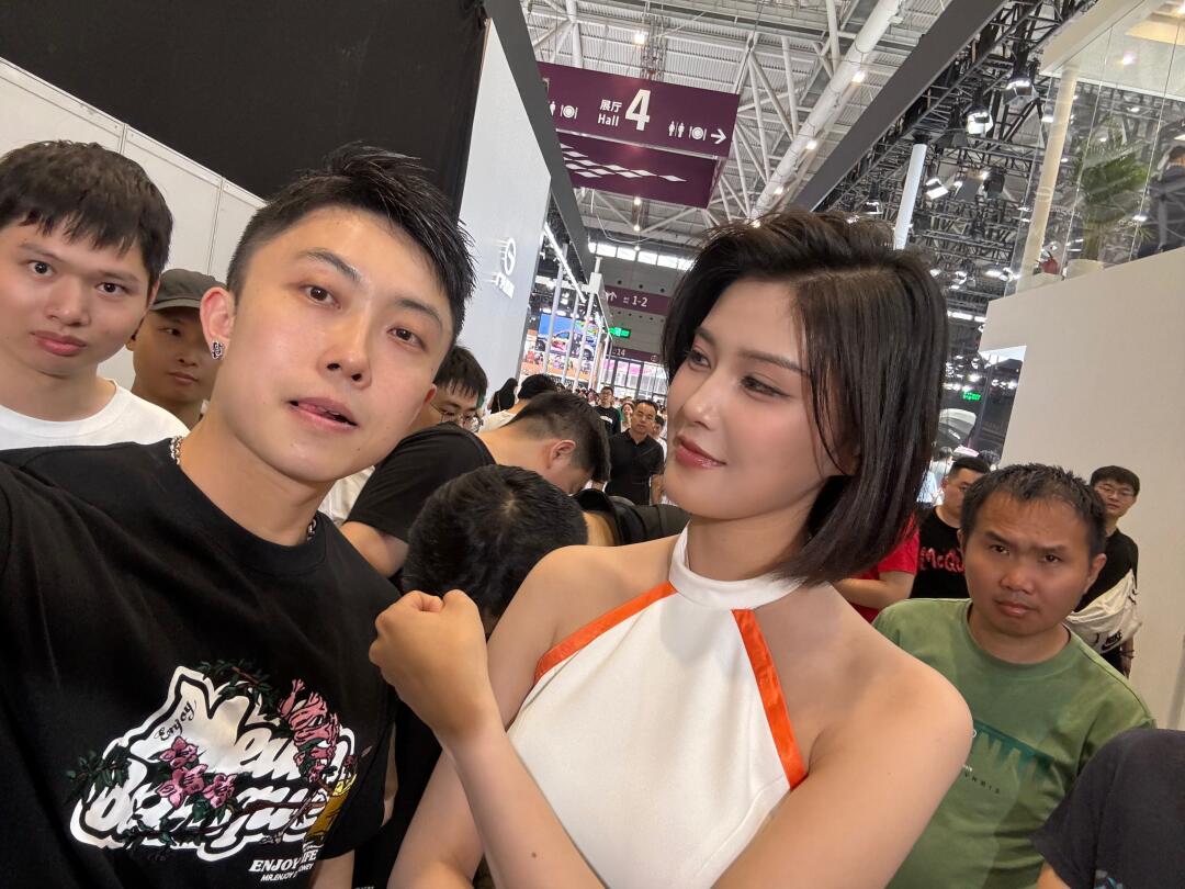 为什么每次见到她都一大班人围观？