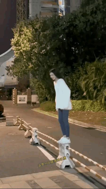 这小姐姐看着挺正常，这是咋了[捂脸][捂脸][捂脸]