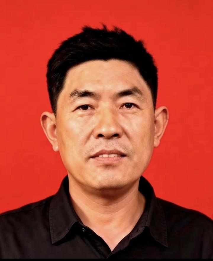 “砍！”
渔民罗世明一声吼，手里刀光一闪，直接把十几万的渔网从船头斩断！船上人全