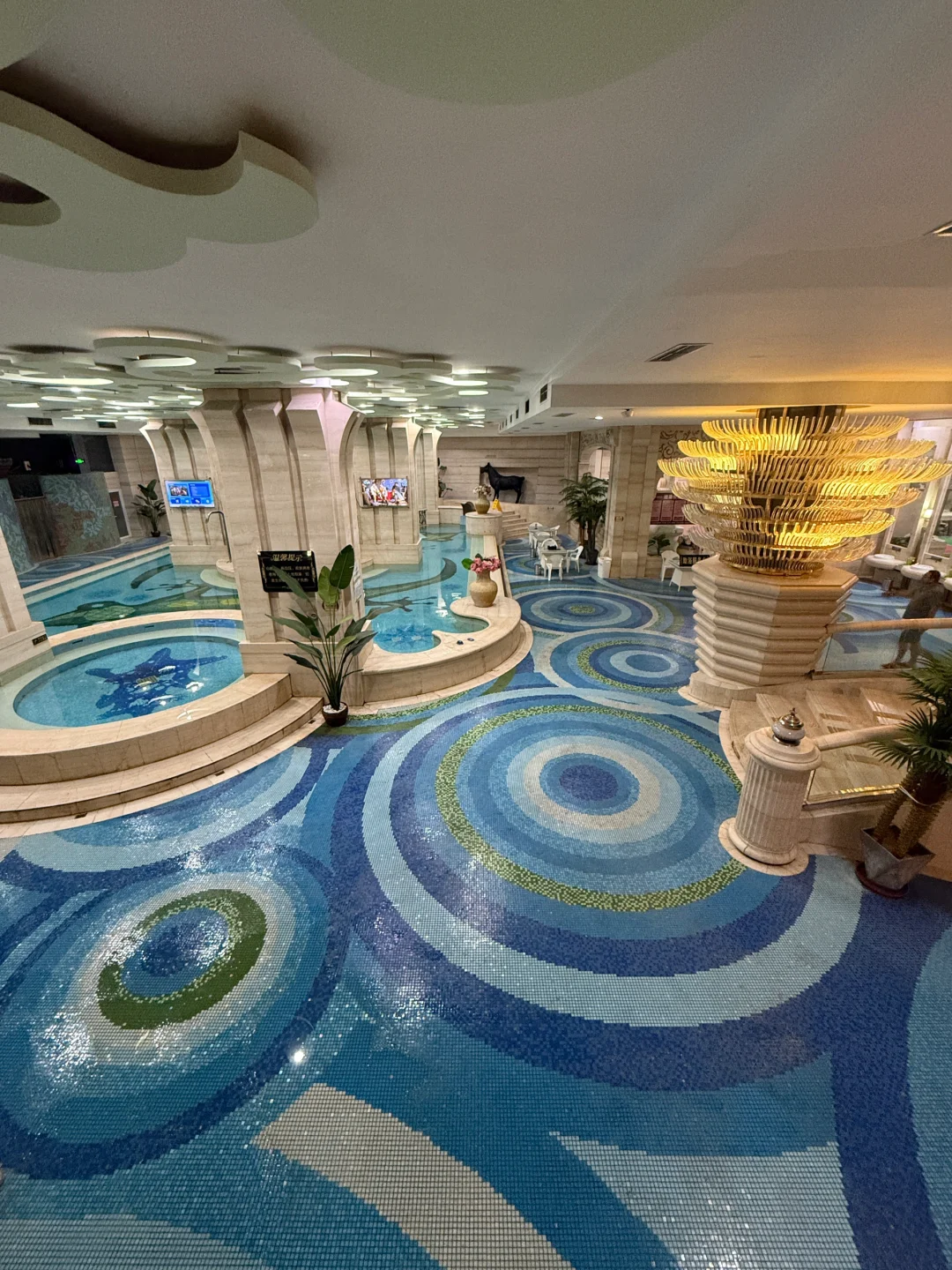 好美的澡堂子！一玩儿就一天！