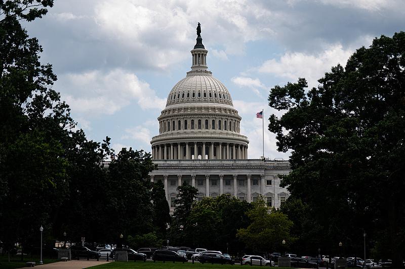 美国在中东地区的三驾航母和多个轰炸机，空中加油机已经支起了架子，为何还不迟迟和伊