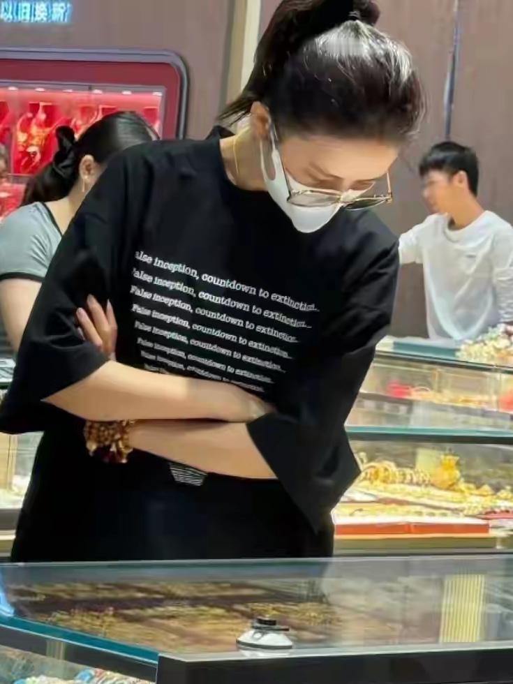 佟丽娅在黄金店购买黄金时被偶遇，有人说她头发稀少，你怎么看？

在我看来，人到中