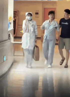 有网友在医院拍下的一幕。
说实话，要不是她挺着大肚子，我真以为是个爷们。任谁来看