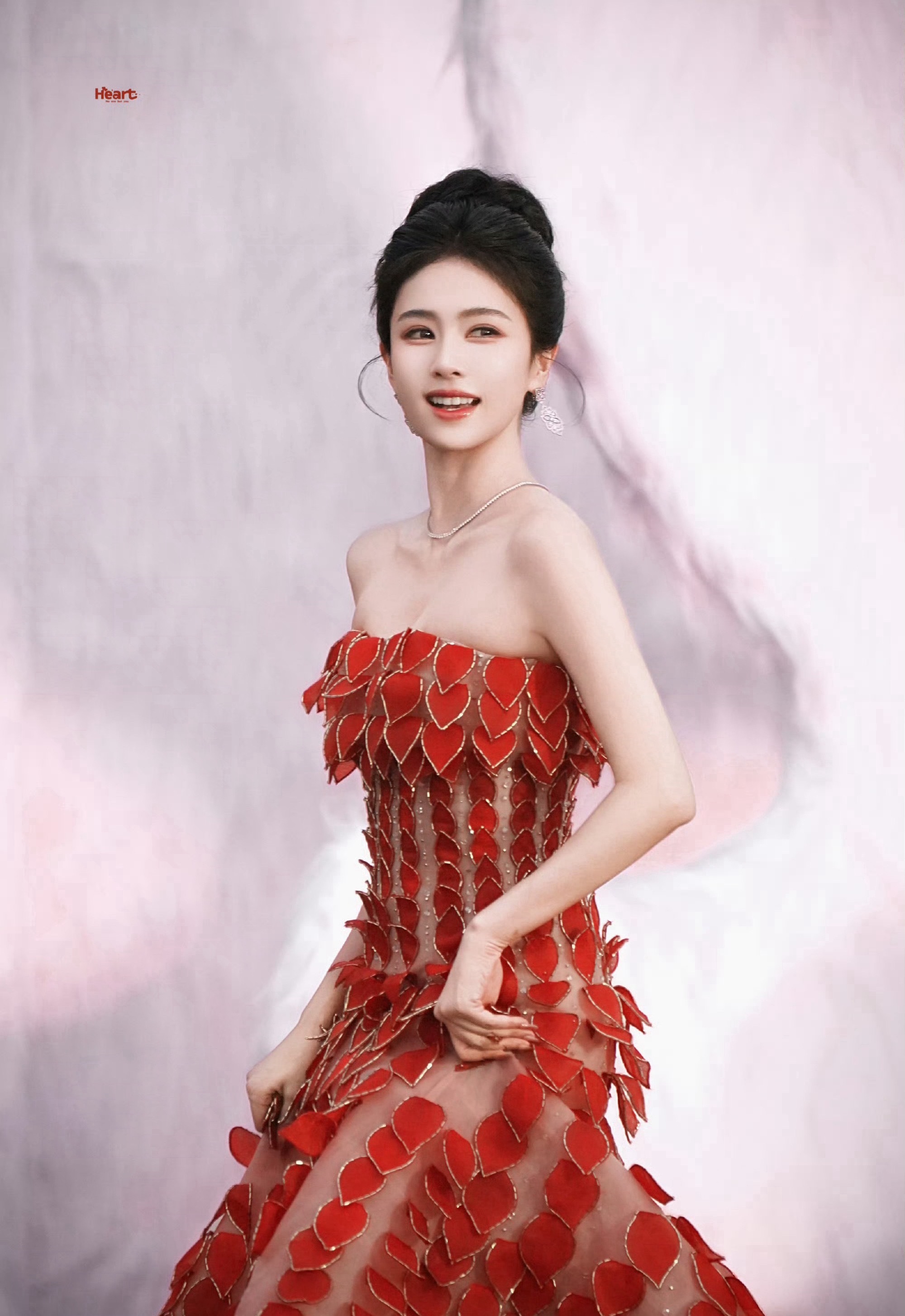 白鹿出发芭莎之夜你说此女直播红毯状态如此之顶吗[送花花]时尚芭莎红毯白鹿[超话]