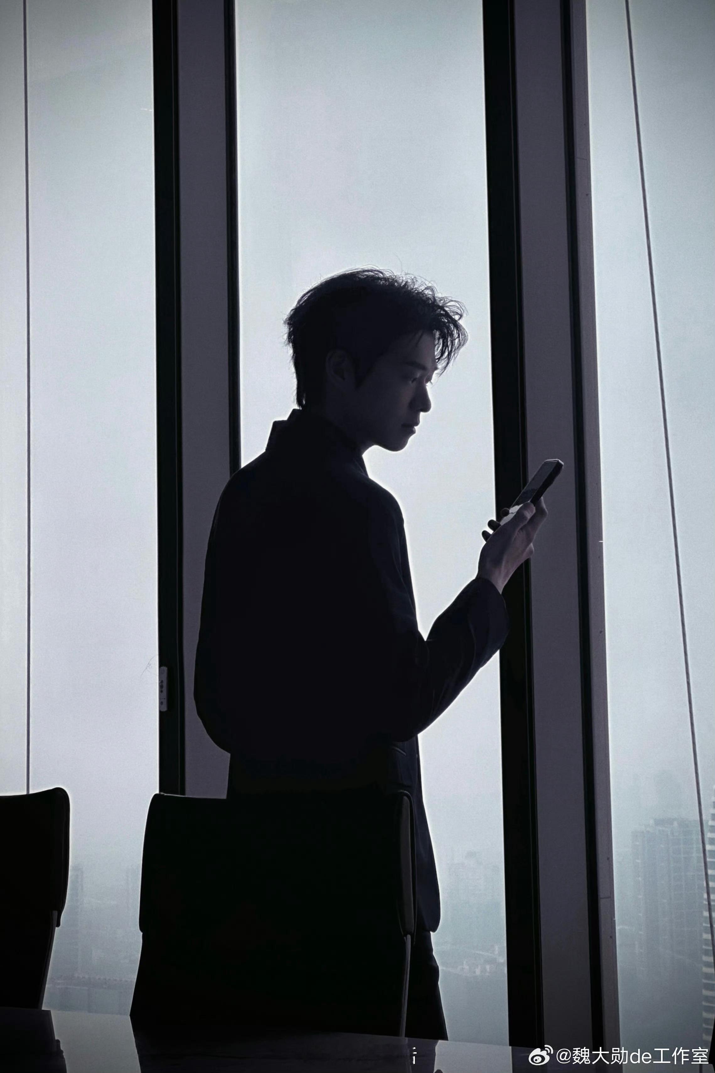 魏大勋自带氛围感的帅哥啊[爱慕] ​​​