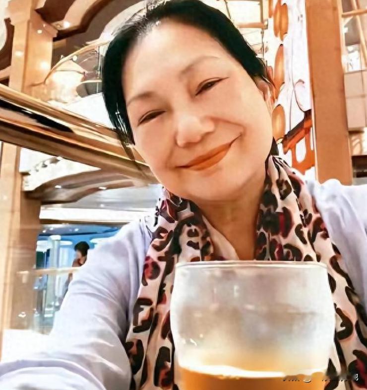 S妈又发文了，恳求大家放过她，内容全篇自相矛盾，自私又虚伪。
 
她妈晒出大S在