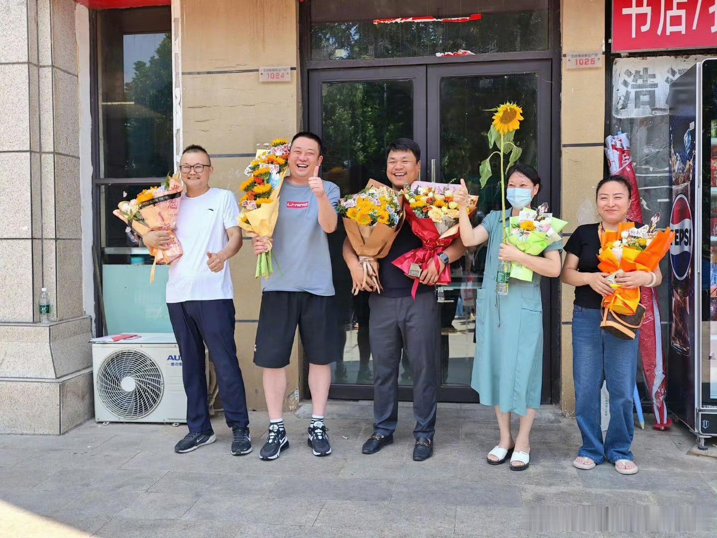 这届高考应援团仪式感拉满 金榜题名封面太懂了，小灯笼祥云超精致，打开有钱钱排排坐