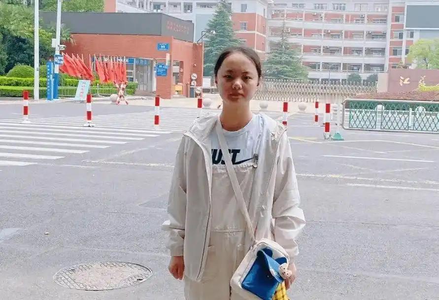 2020年江苏高考放榜，白湘菱以430分拿下全省文科第一，却因为选修历史只有B加