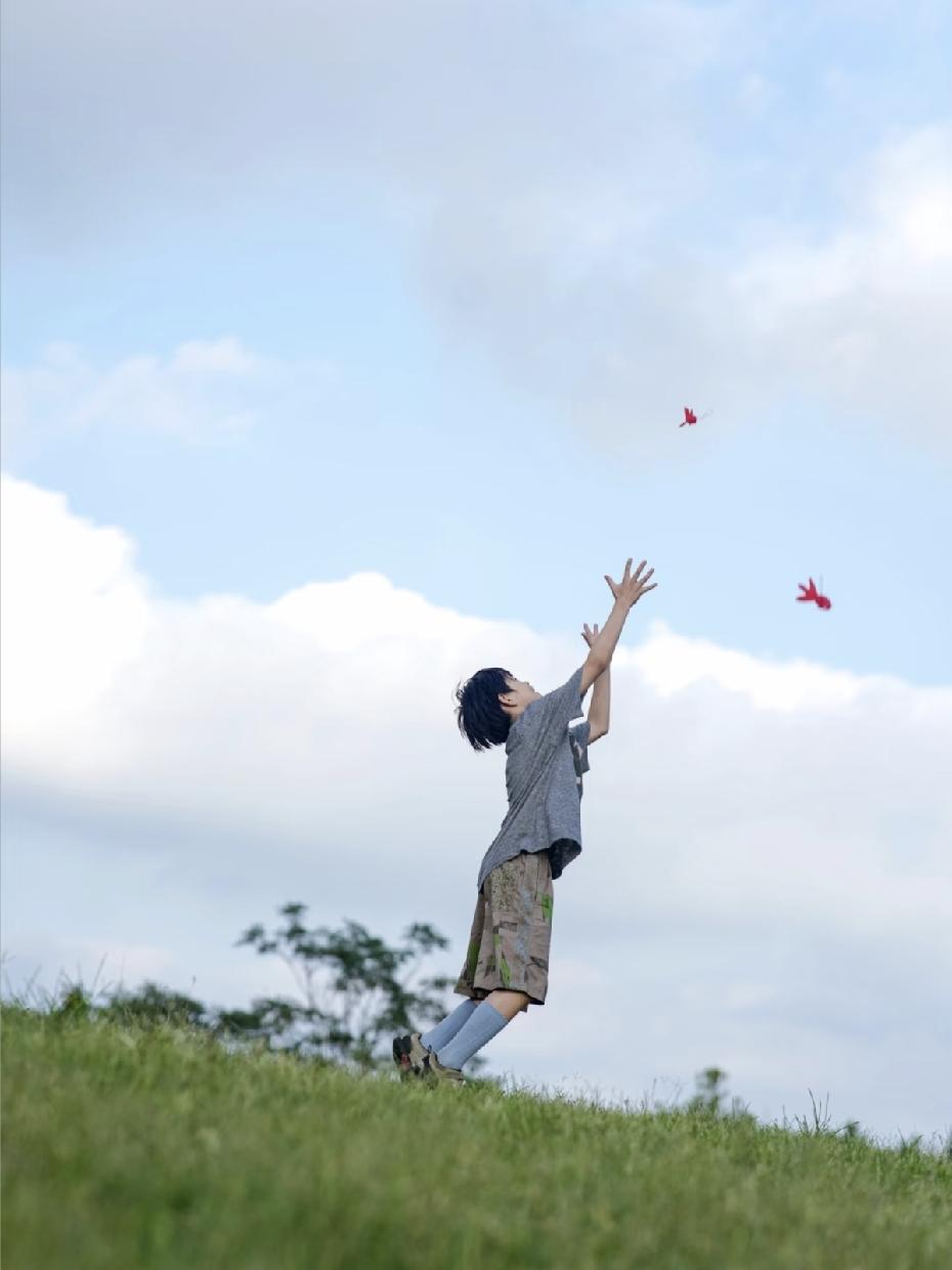 很多人都说，自己当了爸妈之后，脾气就像个“定时炸弹”。
孩子写作业磨蹭、吃饭拖拉