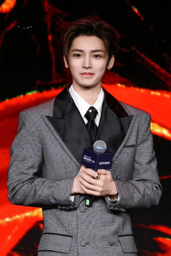 侯明昊到底看到了什么爱奇艺 他先是皱眉，然后嘴巴变成O型，接着又笑了。短短几秒钟