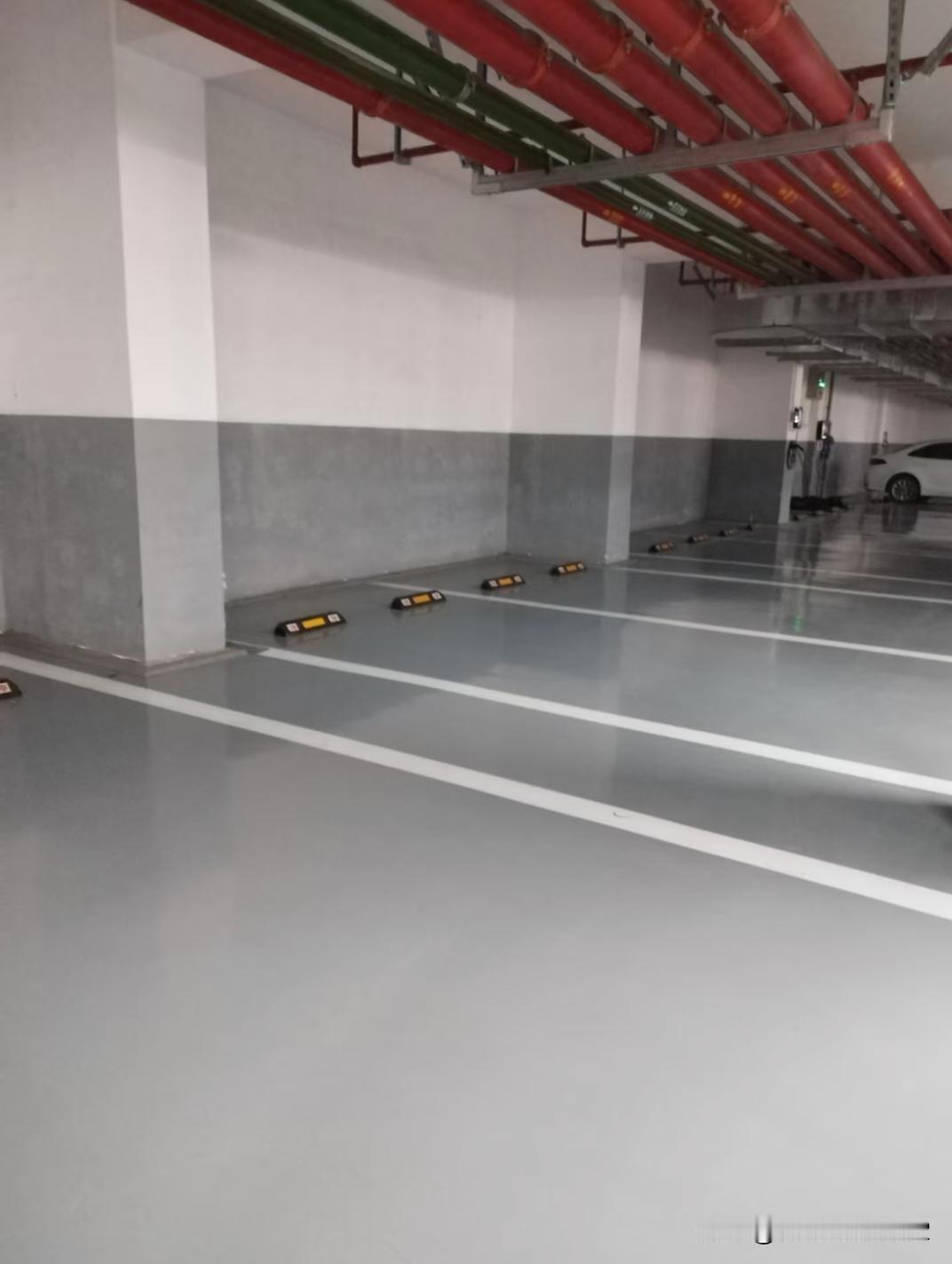 这个车位砸手里了
十二年前在这4线城市入住时脑子一热
一个车位12个w
搞了两个