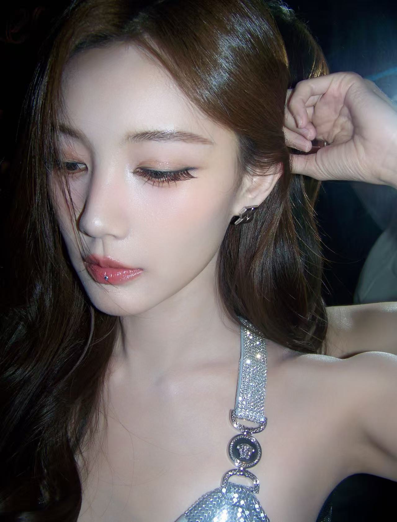李一桐怼脸图美我一大跳李一桐今日活动美图释出，怼脸图美我一大跳！姐姐状态也太好了