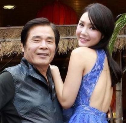 一个孩子一套房!”1998年，湖南一男子与三十多位女子共住一 庄园，女子们每天轮