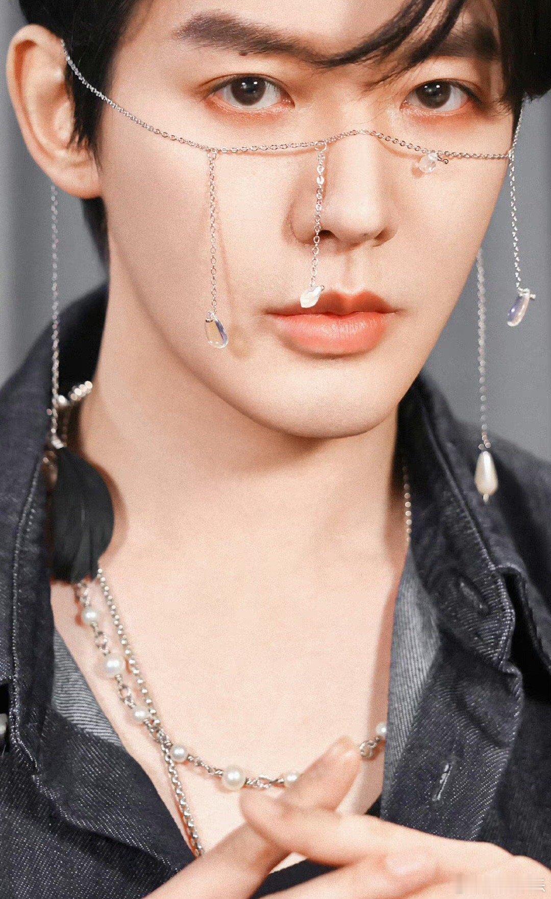 #邓为戴脸链花絮#邓为这张脸真的是太伟大了，再加上一个脸链的装饰就更加迷人了。[