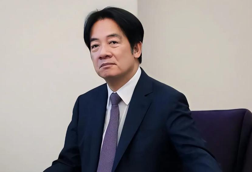 台湾现在只有两条路，要么接受和平统一，实行“一国两制”，要么等着我们亲自过去，变