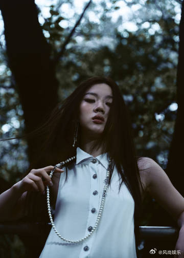 单依纯 主人级别 单依纯新写真眼神杀疯了！蔑视与清冷并存，连风都为她停留，工作室