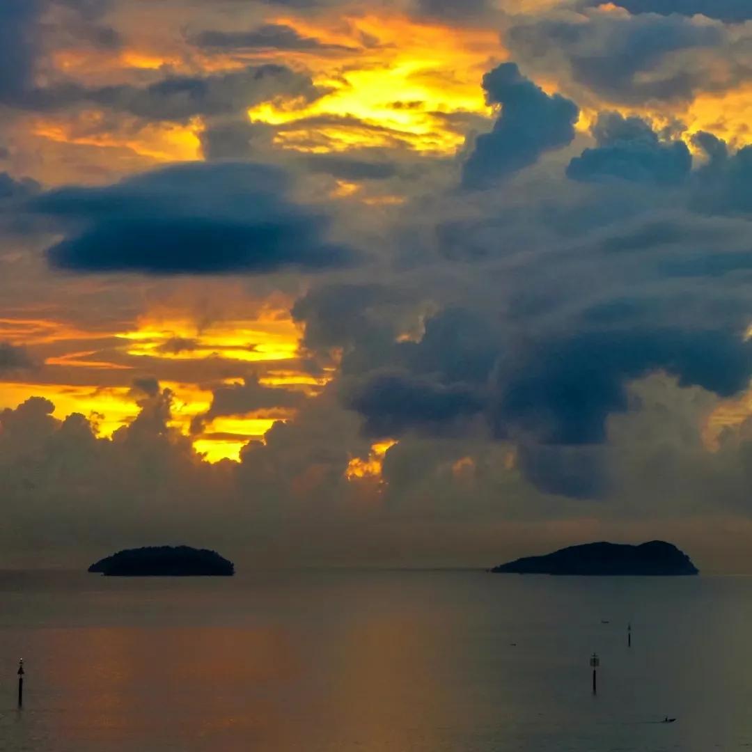 海洋还宁静如初，如同岁月的沉静无声，但那片天空已然闹得热闹非凡。你瞧，天上的云彩