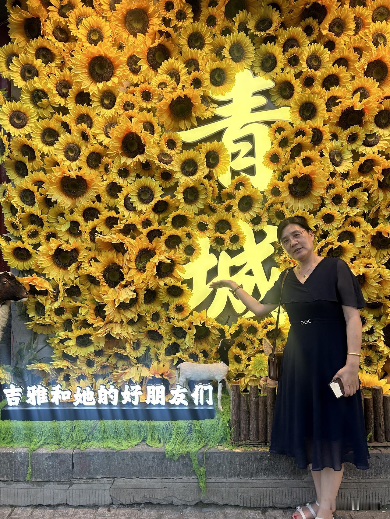 呼和浩特今日又是高温
傍晚到大召溜达一圈，发现游客还是很多。
看来呼和浩特的夏天