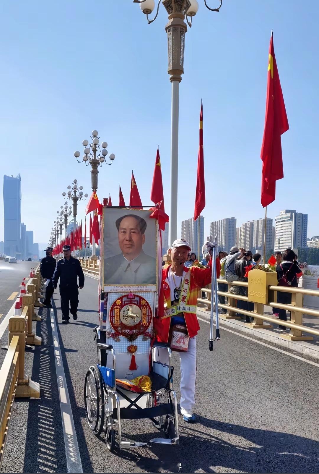 有一个网友在太原市迎泽大桥上拍到的，这位老人在路口当交通志愿者很多年了。 ​​​