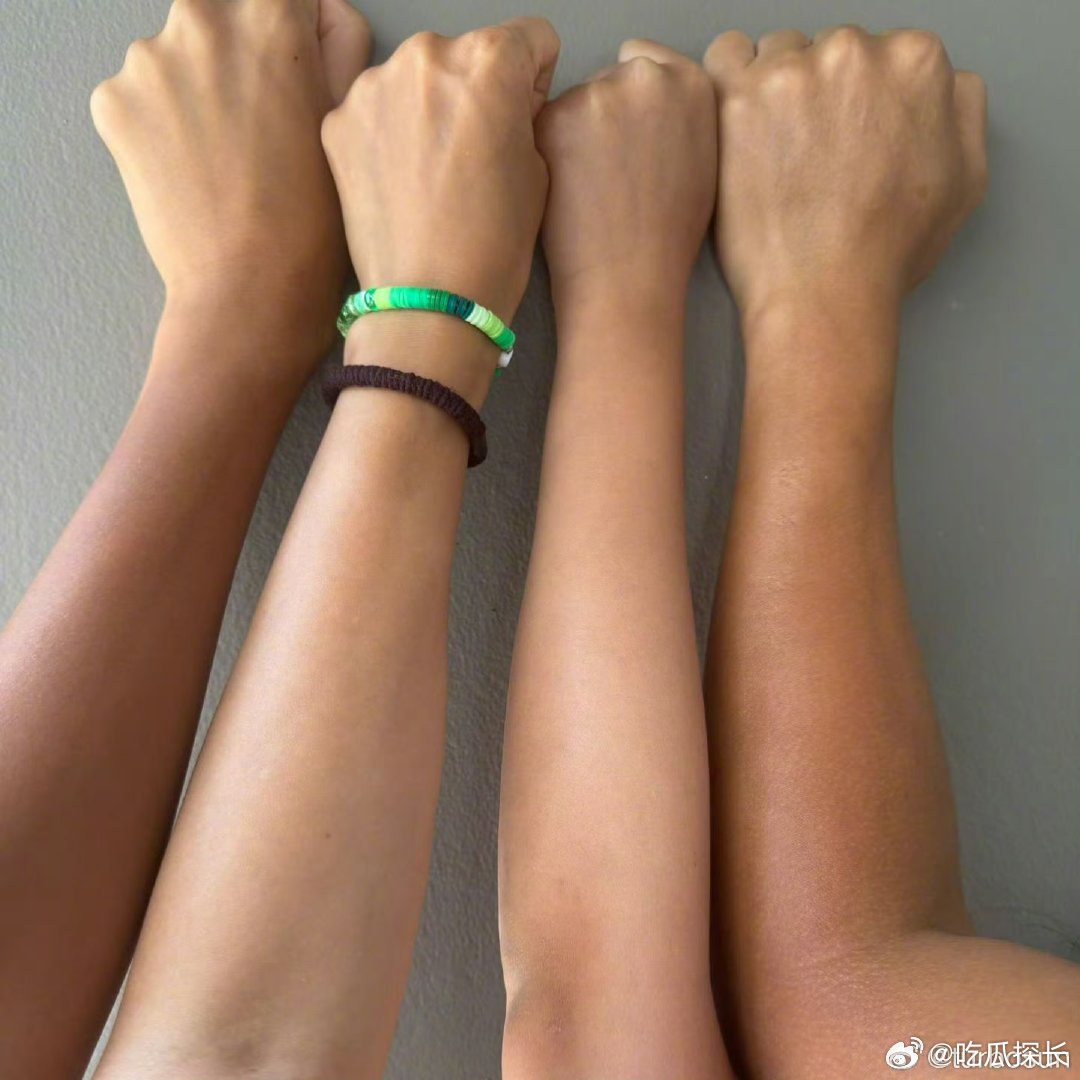 孙俪晒一家四口的手和腿孙俪邓超一家四口肤色差孙俪晒一家四口的手和腿，幽默称是日晒