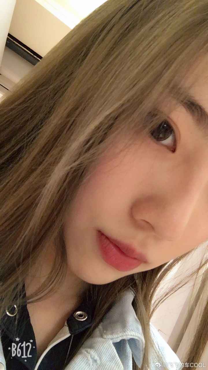 天呐，翻到了9年前我还是黄毛的时候，这是人生中唯一一次漂发哈哈哈哈，大家说我要不