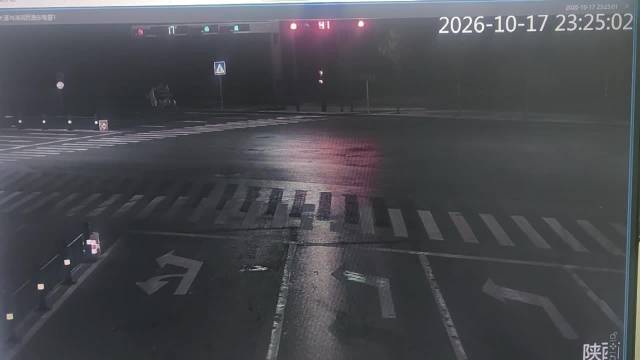 某豪华车（不敢提名），撞完立马燃烧，乘客一个都别想逃。视频来自圈内。大家看看效果就行了。