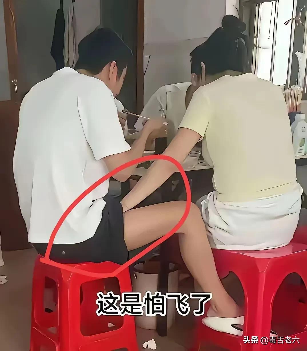 这个漂亮女孩也太猴急了吧，排挡上吃饭也不放过男朋友。现在的年轻女孩要刮目相看，敢