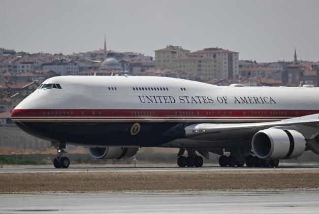 过渡版空军一号现身土耳其，外表光鲜，实则是没穿护甲的摆设。
7月7日安卡拉北约峰