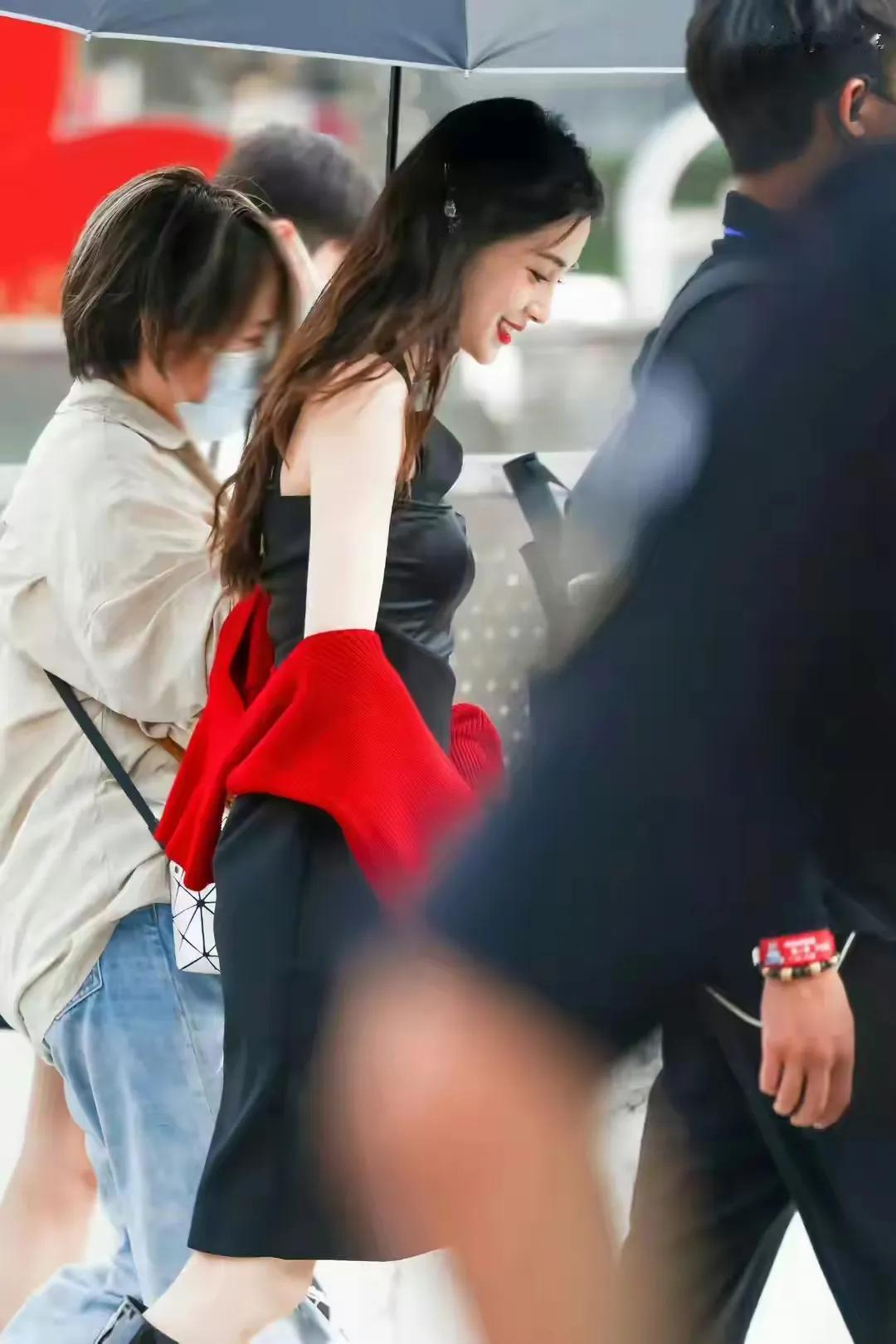 离婚后黄晓明的前妻依然光彩夺目，看来女人只要有钱，有无婚姻都影响不到生活质量的。