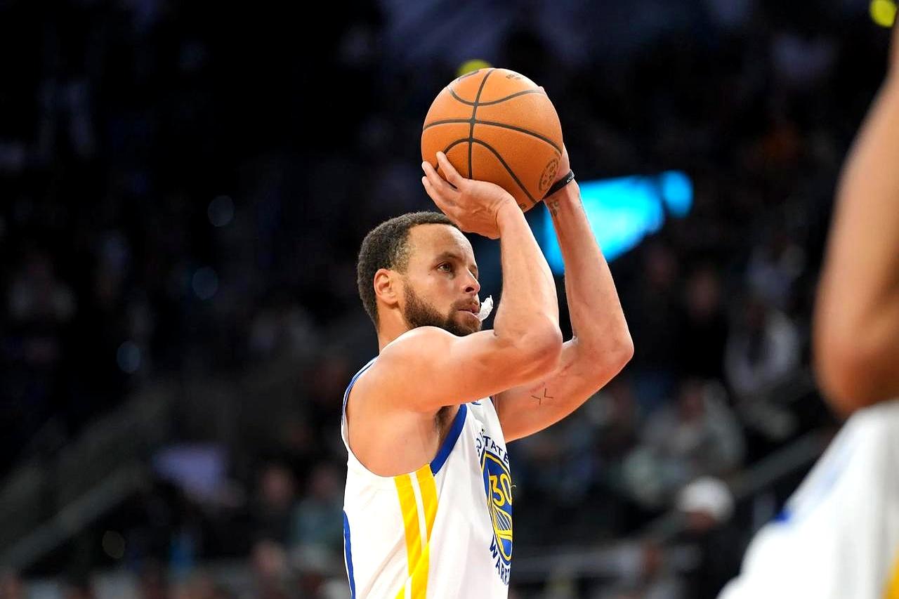 勇士又栽了！上半场还领先两位数，下半场直接被火箭反超，评论区都吵翻了！
 

最