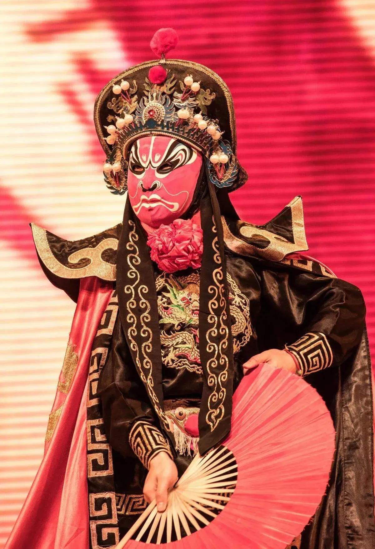 【爆款标题】  
“一张脸谱就能断忠奸？别被颜色骗了，真相藏在更深的‘人性调色盘