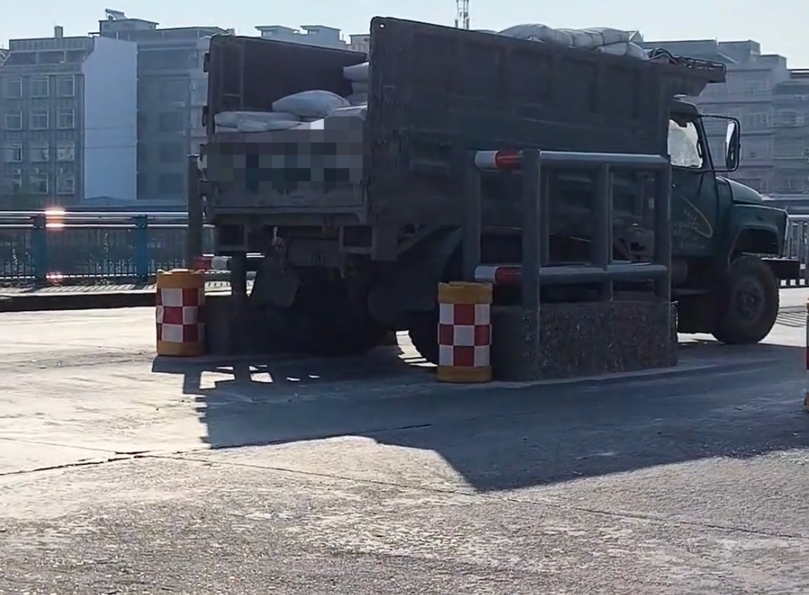 【玉林一限宽墩路口后驱车过不了只能掉头】4月25日，玉林市城区环西桥路口装了限宽