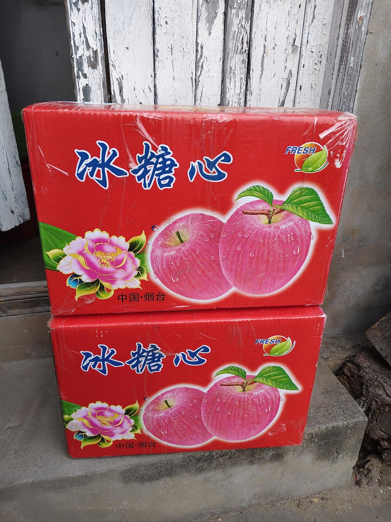 我真的哭死！老妈从烟台农村老家寄了满满两箱红富士苹果给我，甚至还有两个香酥梨她和