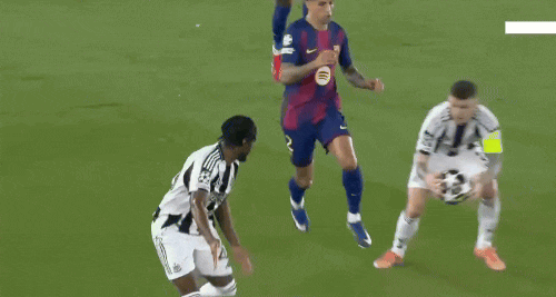 巴塞罗那主场迎战纽卡，上半场取得3-2的领先。坎塞洛在上半场出现了两次争议。一次