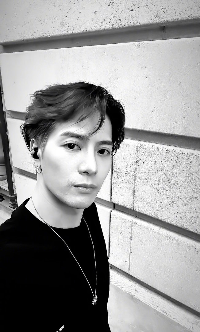 海底捞偶遇王嘉尔王嘉尔在美国也吃中国火锅 美国网友的快乐谁懂啊！在海底捞偶遇王嘉