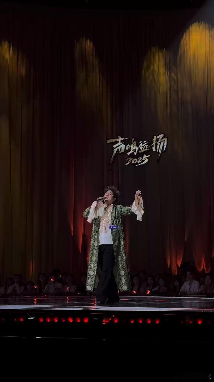 谁家音综选手唱一半就跑了家人们谁懂啊！刚追音综呢，选手唱到副歌突然拎着衣服就跑了