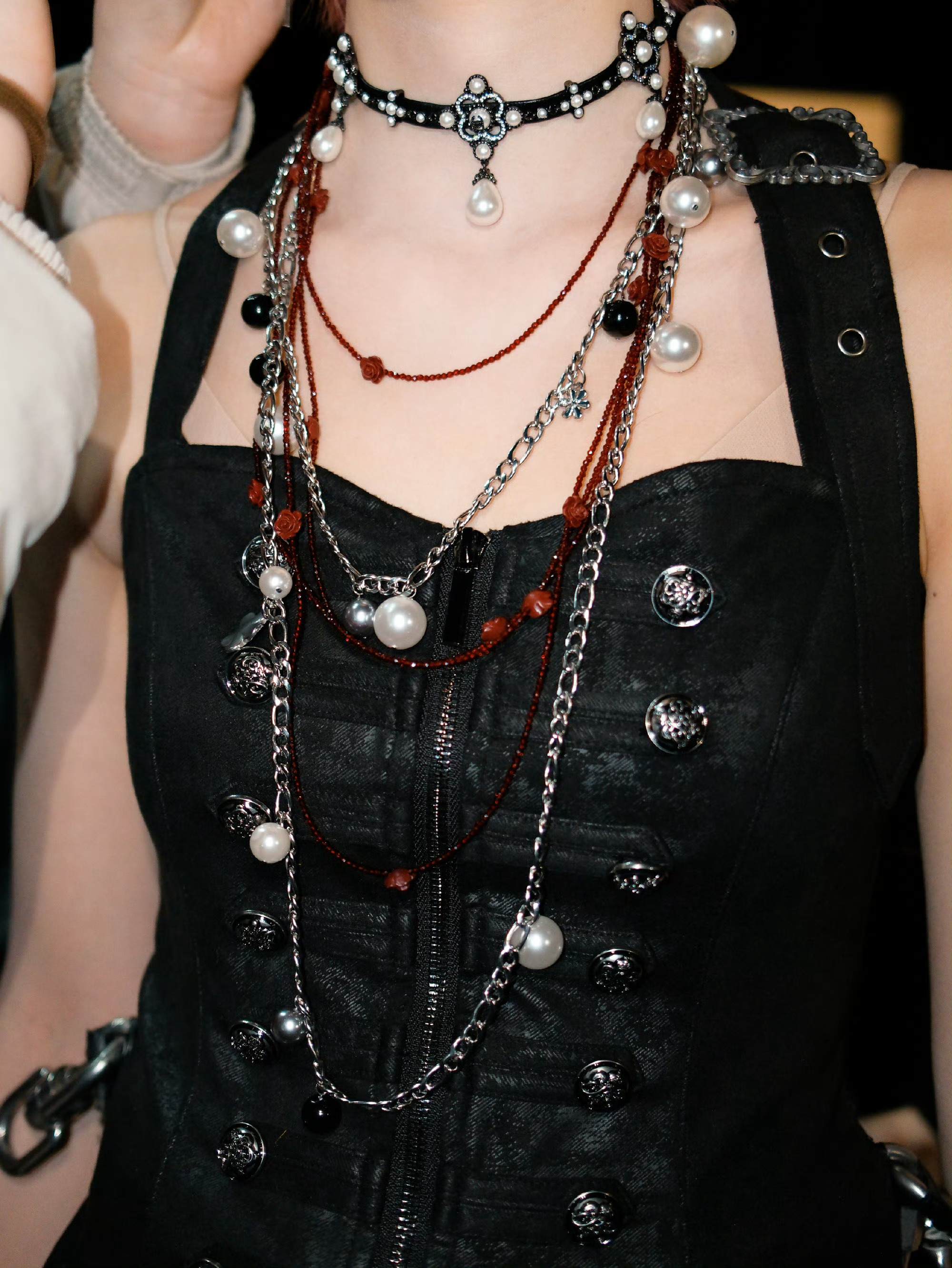 黄灿灿篇章朋克造型黄灿灿黑裙链条朋克风黄灿灿朋克造型，今日份甜酷女孩 