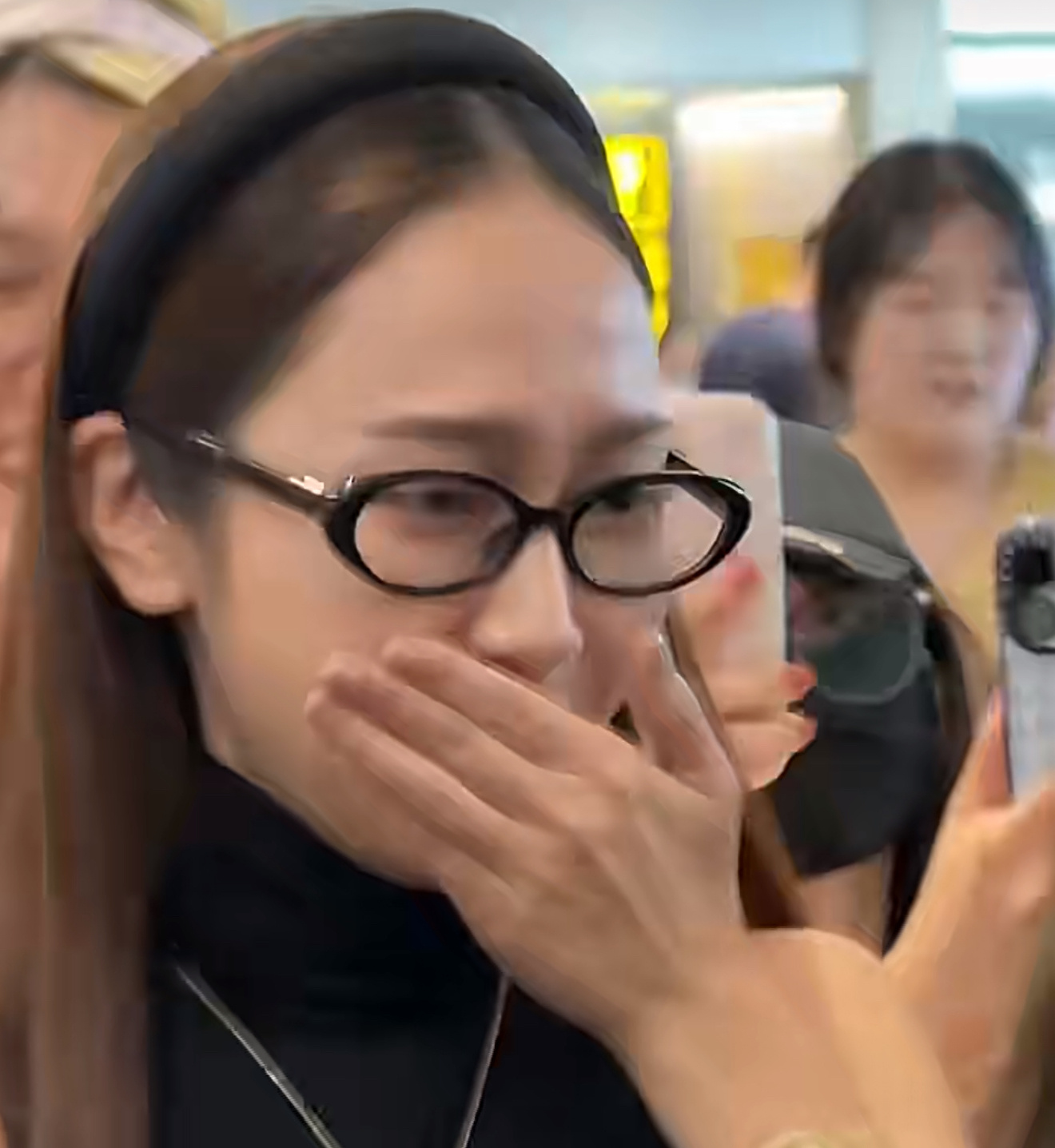 郑秀妍被臭到了经典机场名场面再添一人！郑秀妍当场被熏到五官失控，表情全藏不住了。