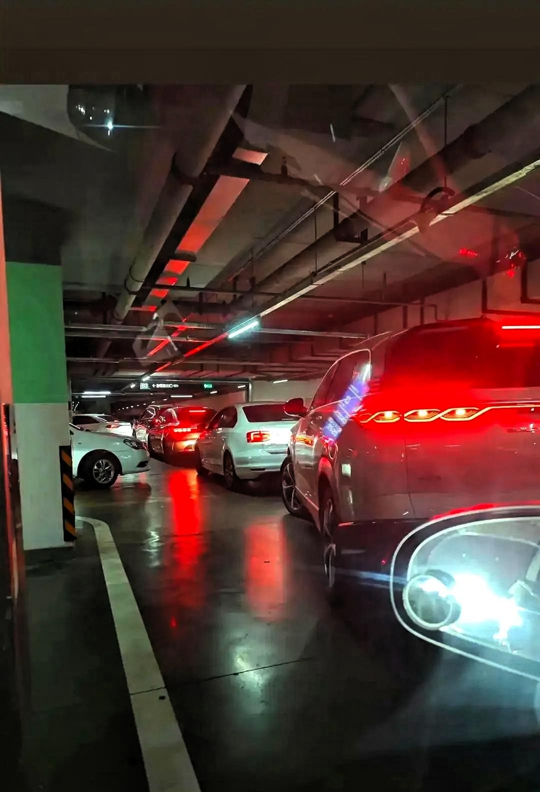 昨天刷到石家庄万象城的一个事，真给我整不会了。
两口子五点逛完商场准备离场，愣是