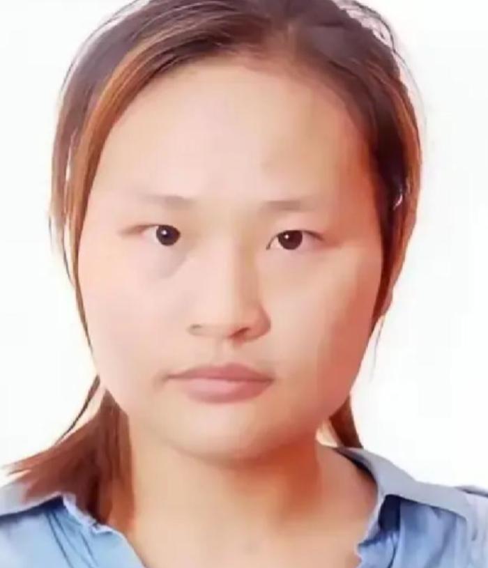 谁敢信？一个被亲生父母丢弃的女婴，竟被村里两个光棍用“喜钱”供成了大学生！30年