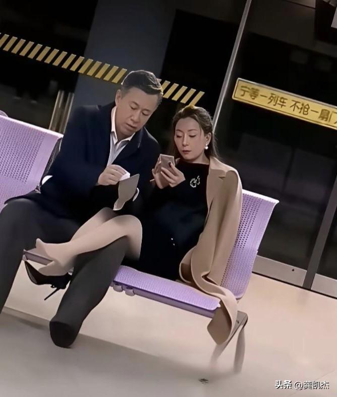 竟然有90%的人认为他俩不是夫妻？连豆包都觉得不像，这肯定是有原因的！[允悲]