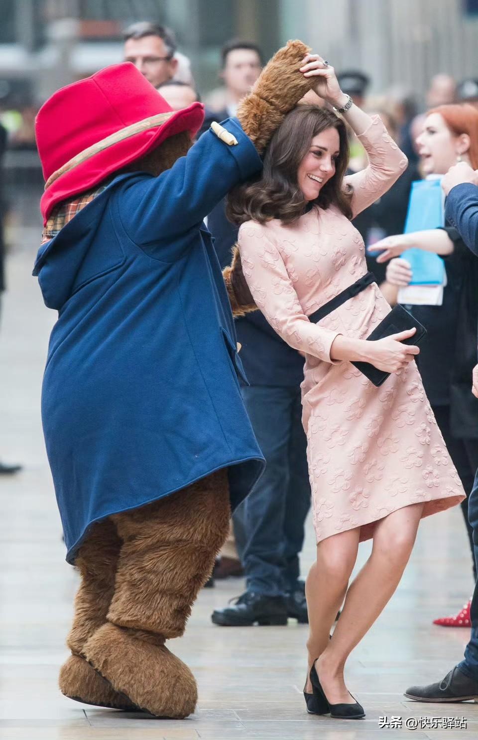 问：和帕丁顿熊是什么关系？

凯特：一起跳过舞一起合过影的关系啦~

昨晚皇家文