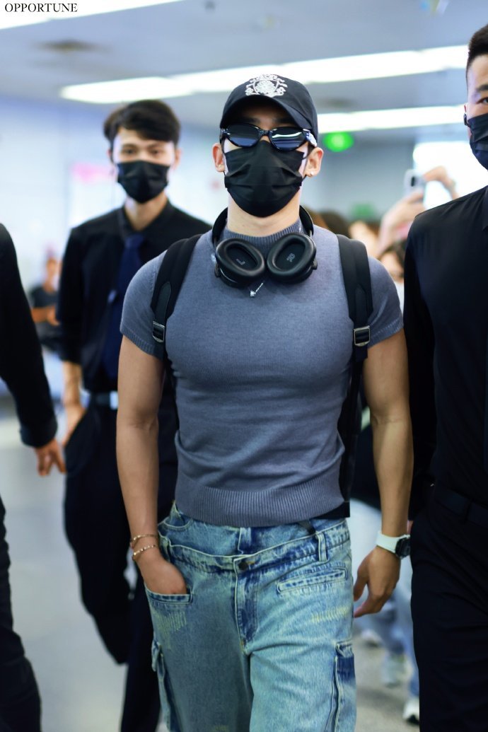 于适北京出发，我的妈我的姥我的袜子我的袄，我的老公哪里跑[舔屏][舔屏][舔屏]