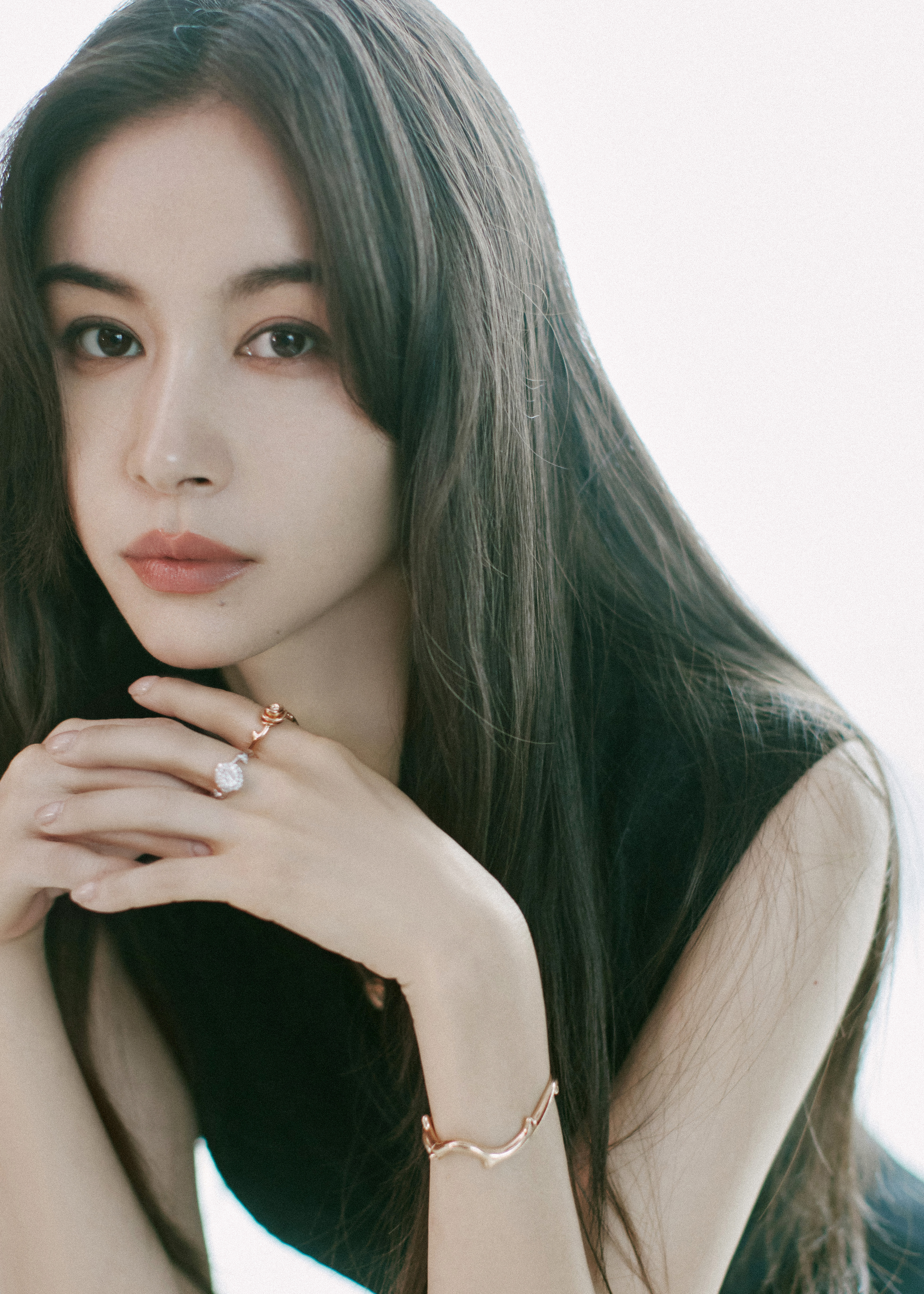 王子文 蓝色的连衣裙如同夏日的晴空，轻轻包裹着她曼妙的身姿。 ​​​