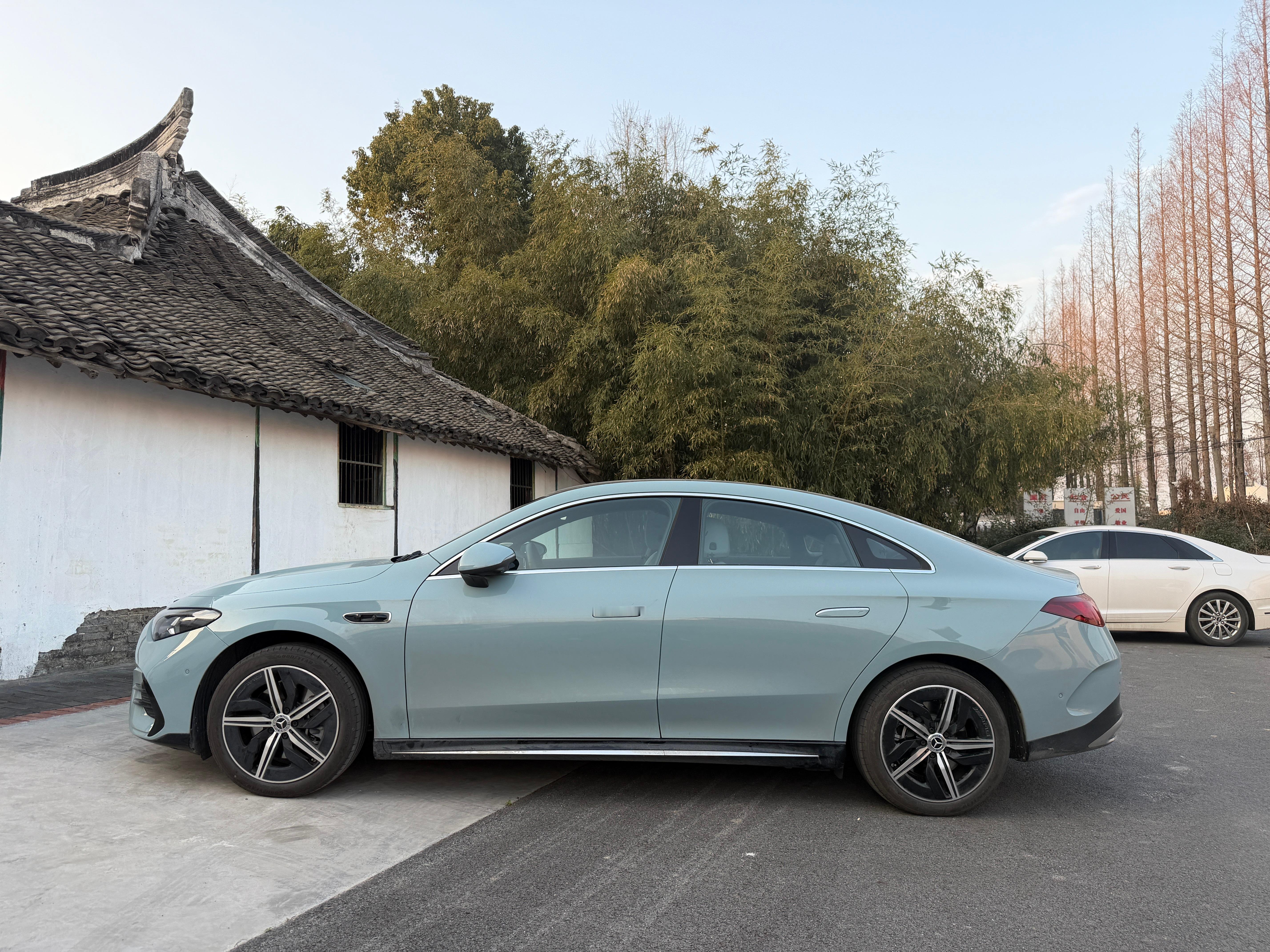 出去几天，回到了金山村屋。快要离开了，村子看起来很亲切。奔驰 CLA 叫了代驾从